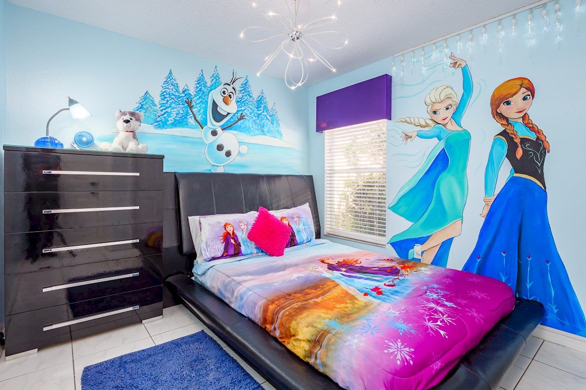 Minions & Frozen Villa Only 2 Miles from Disney New Home Theater