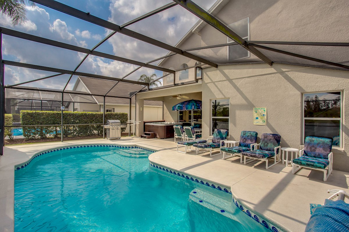 Luxury Lakeside 6 BR Villa near Disney, Hot Tub, Private Pool