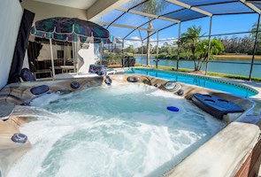 Luxury Lakeside 6 BR / 3.5 bath villa, with Hot Tub, Private Pool