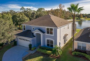 Renovated lakefront villa 10 mins to Disney